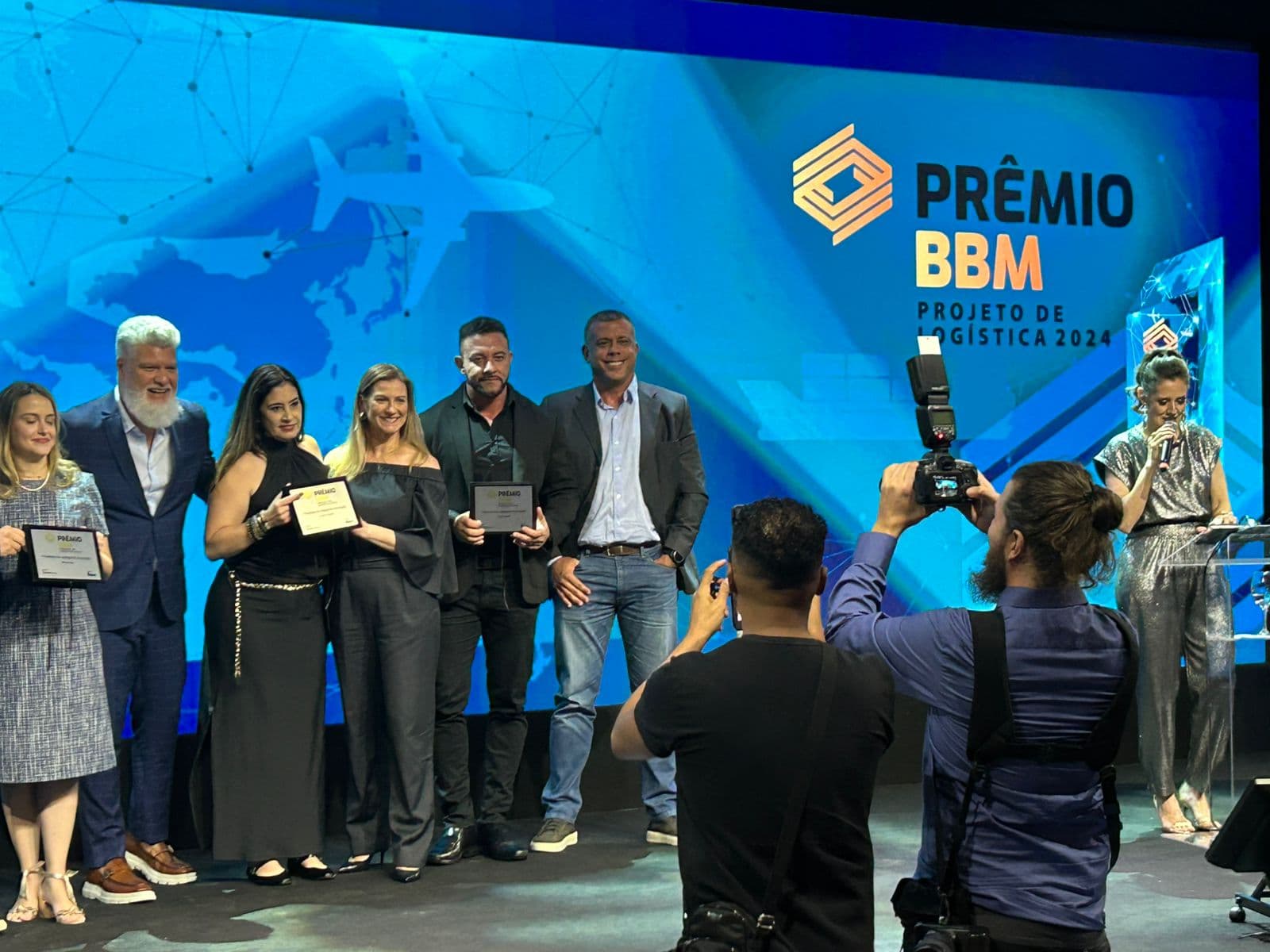 Equipe recebendo o reconhecimento do Prêmio BBM em 2024